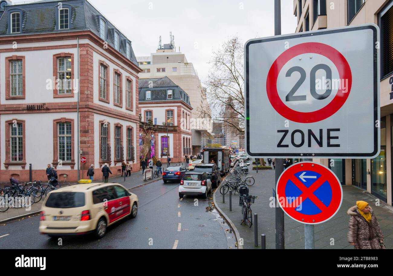 05. Dezember 2023, Hessen, Frankfurt/Main: In der Großen Eschenheimer Straße wurde ein 20 km/h Geschwindigkeitsbegrenzungsschild installiert. Ab Dezember 2023 gilt eine Geschwindigkeitsbegrenzung von 20 km/h im Stadtzentrum rund um die Börse. Zwischen Börsenstraße und Eschersheimer Landstraße wurden erste Schilder angebracht. Dies soll unter anderem die Innenstadt sicherer und nachhaltiger machen. Foto: Andreas Arnold/dpa Stockfoto