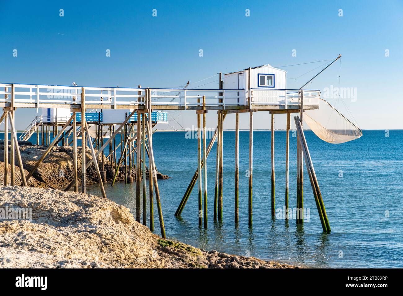 Saint-Palais-sur-Mer (Mittelwestfrankreich): Holzpontons auf Stelzen entlang der Küste „cote de Beaute“ an der Mündung der Gironde Stockfoto
