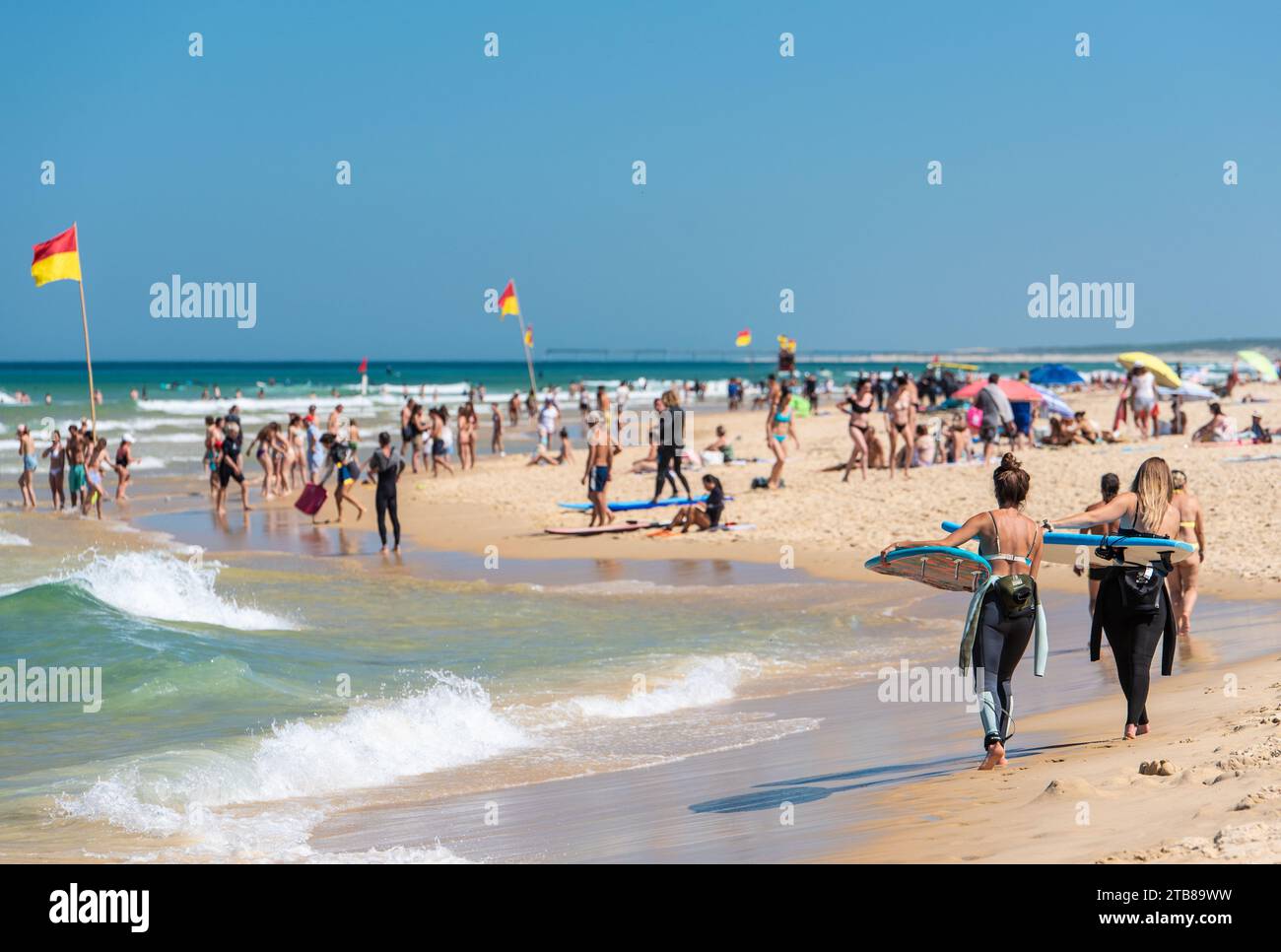 Biscarosse-(Südwestfrankreich), Strand von Biscarosse-Plage: Touristen schwimmen unter der Aufsicht eines Rettungsschwimmers, der auf einem Stuhl sitzt, und Surfer i Stockfoto