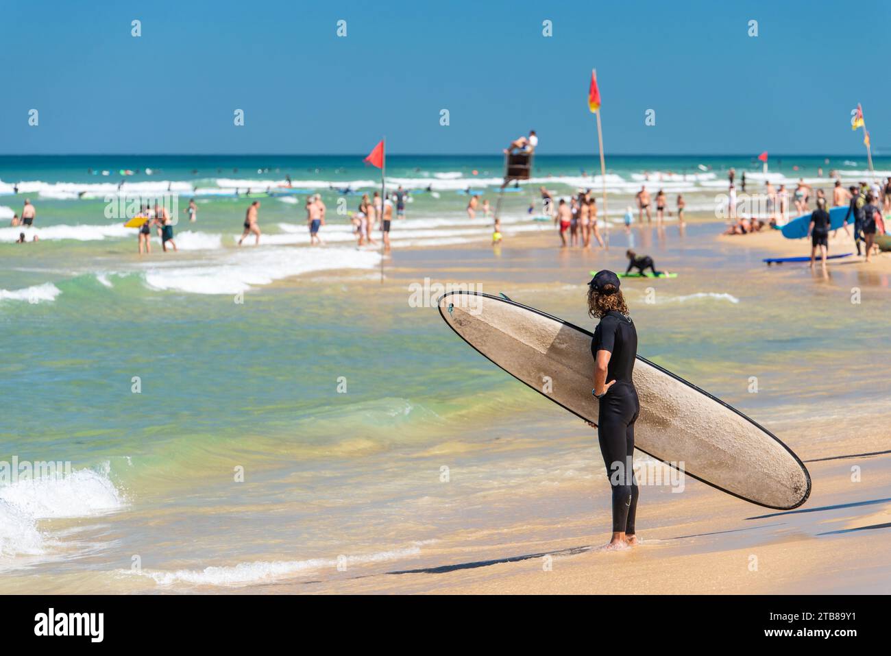 Biscarosse-(Südwestfrankreich), Strand von Biscarosse-Plage: Touristen schwimmen unter der Aufsicht eines Rettungsschwimmers, der auf einem Stuhl sitzt, und Surfer i Stockfoto