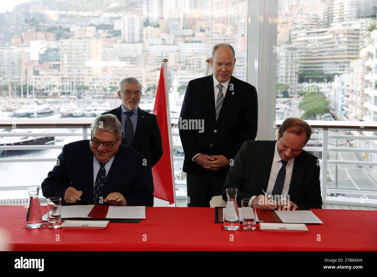 Monaco, Frankreich. Dezember 2023. © PHOTOPQR/NICE MATIN/Jean Francois Ottonello ; Monaco ; 05/12/2023 ; Signature de la Convention ASO/Tour de France et Monaco Ville-etape en Presence du Prince Albert II et Christian Prudhomme, Directeur du Tour de France au Yacht Club - avec Pierre Dartout Ministre d etat et Patrice Cellario, Conseiller de Gouvernement - Ministre de l Interieur Monaco, 5. dezember 2023 Unterzeichnung der Convention als Gastgeber des Radrennens Tour de France 2024 Credit: MAXPPP/Alamy Live News Stockfoto