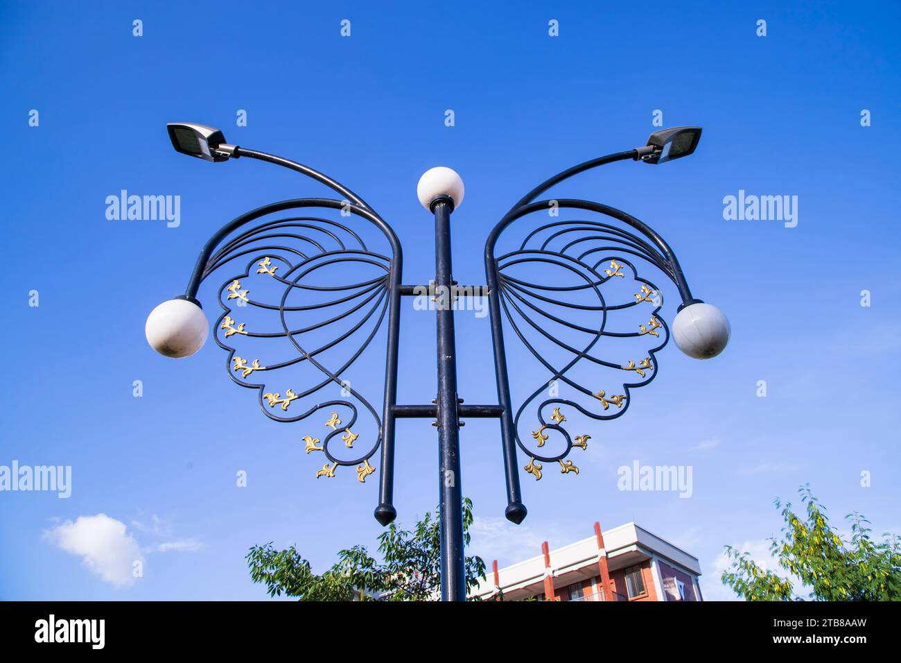 Butterfly Street Lamp mit blauem Himmel im Narayanganj von Bangladesch Stockfoto