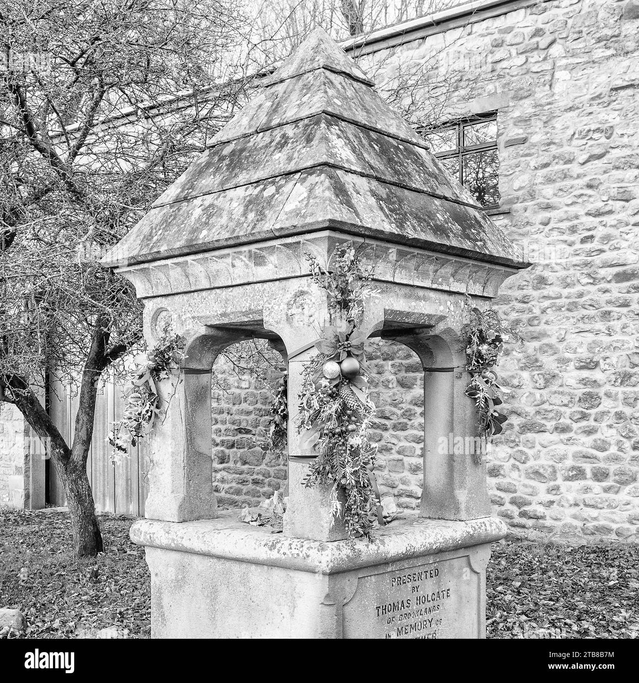Der Holgate Memorial Trinkbrunnen neben Rohan Long Preston North Yorkshire ist zu Weihnachten und am Gedenktag mit Dekoration geschmückt. Stockfoto