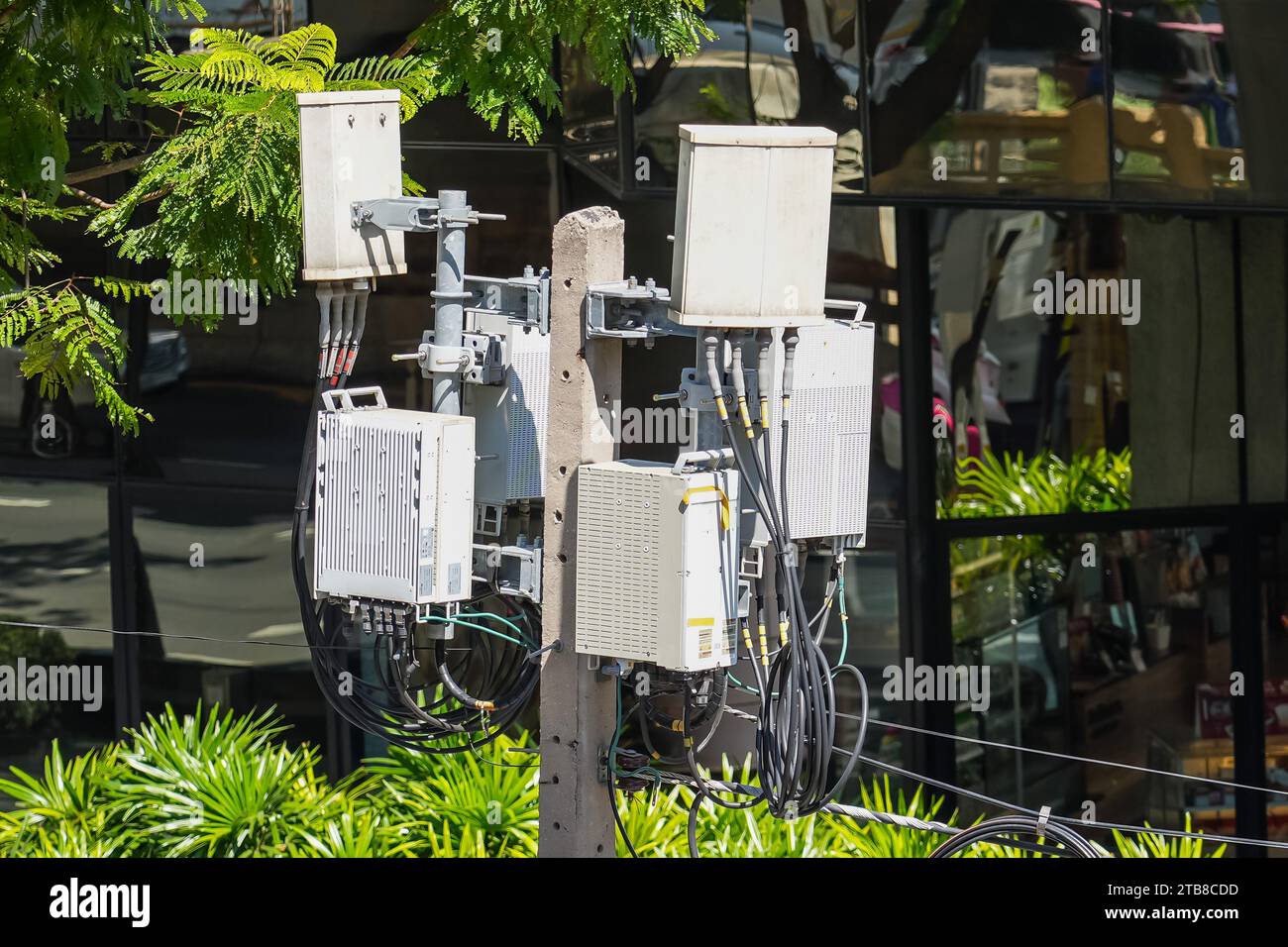 Gruppenbox Kommunikationsturm Telefonmast drahtlose Technologie Signal Zukunft mit Kabelgewirr. Telekommunikationsturm aus 4G- und 5G-Cellula Stockfoto