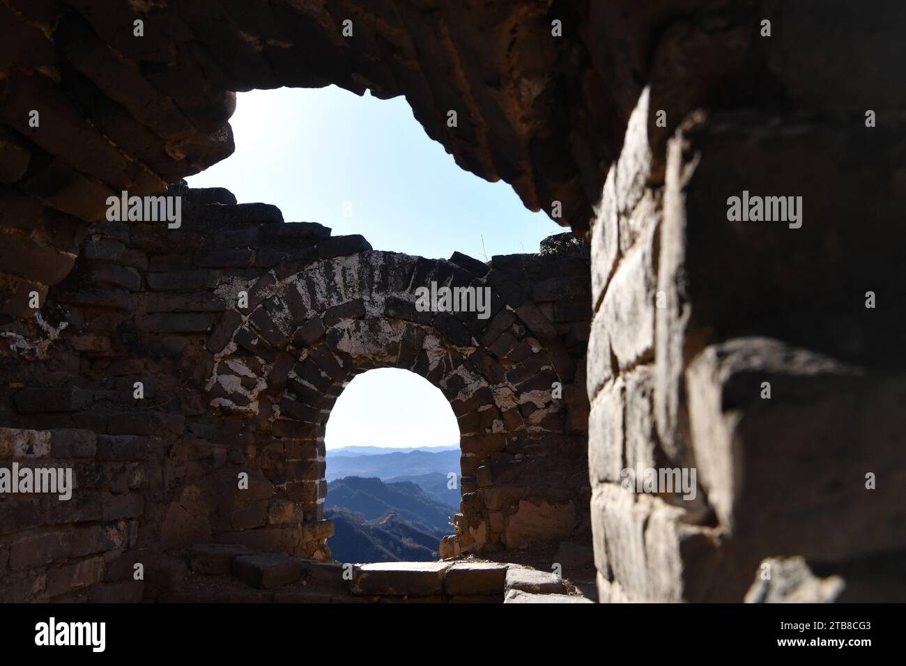 (231205) -- PEKING, 5. Dezember 2023 (Xinhua) -- dieses Foto vom 14. November 2023 zeigt einen Wachturm der Chinesischen Mauer in Peking, der Hauptstadt Chinas. Die Chinesische Mauer von Gubeikou befindet sich in der Stadt Gubeikou im Bezirk Miyun in Peking. Die Verteidigung der Chinesischen Mauer ist ein wichtiger Teil des frühen chinesischen Volkskrieges gegen die japanische Aggression. 1933 kämpften die chinesischen Truppen gegen japanische Invasoren an Orten wie Lengkou, Xifengkou und Gubeikou an der Chinesischen Mauer. Als Teil des Textes der Nationalhymne ist die Chinesische Mauer das spirituelle Symbol der chinesischen Nation. Die Stockfoto