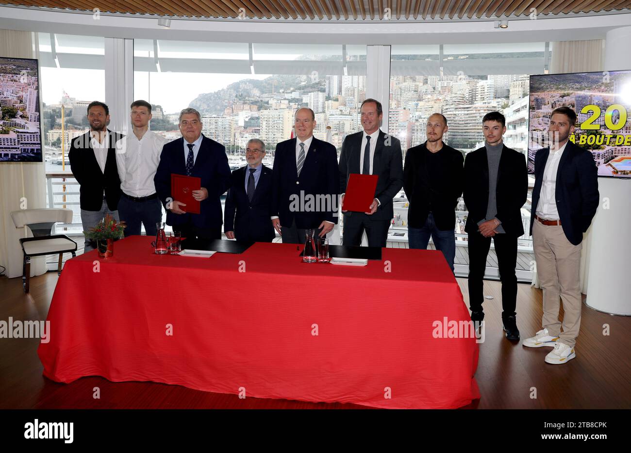 ©PHOTOPQR/NICE MATIN/Jean Francois Ottonello ; Monaco ; 05/12/2023 ; Signature de la Convention ASO/Tour de France et Monaco Ville-etape en Presence du Prince Albert II et Christian Prudhomme, Directeur du Tour de France au Yacht Club - Thor Hushovd, Ex Coureur Aleksandr Vlasov Pierre Dartout Ministre d etat Patrice Cellario, Conseiller de Gouvernement - Ministre de l Interieur Matteo Trentin Alessandro Covi Hugo Houle Monaco, 5. dezember 2023 Unterzeichnung der Konferenz, da Monaco eine Etappe des Radrennens Tour de France 2024 ausrichtet Stockfoto