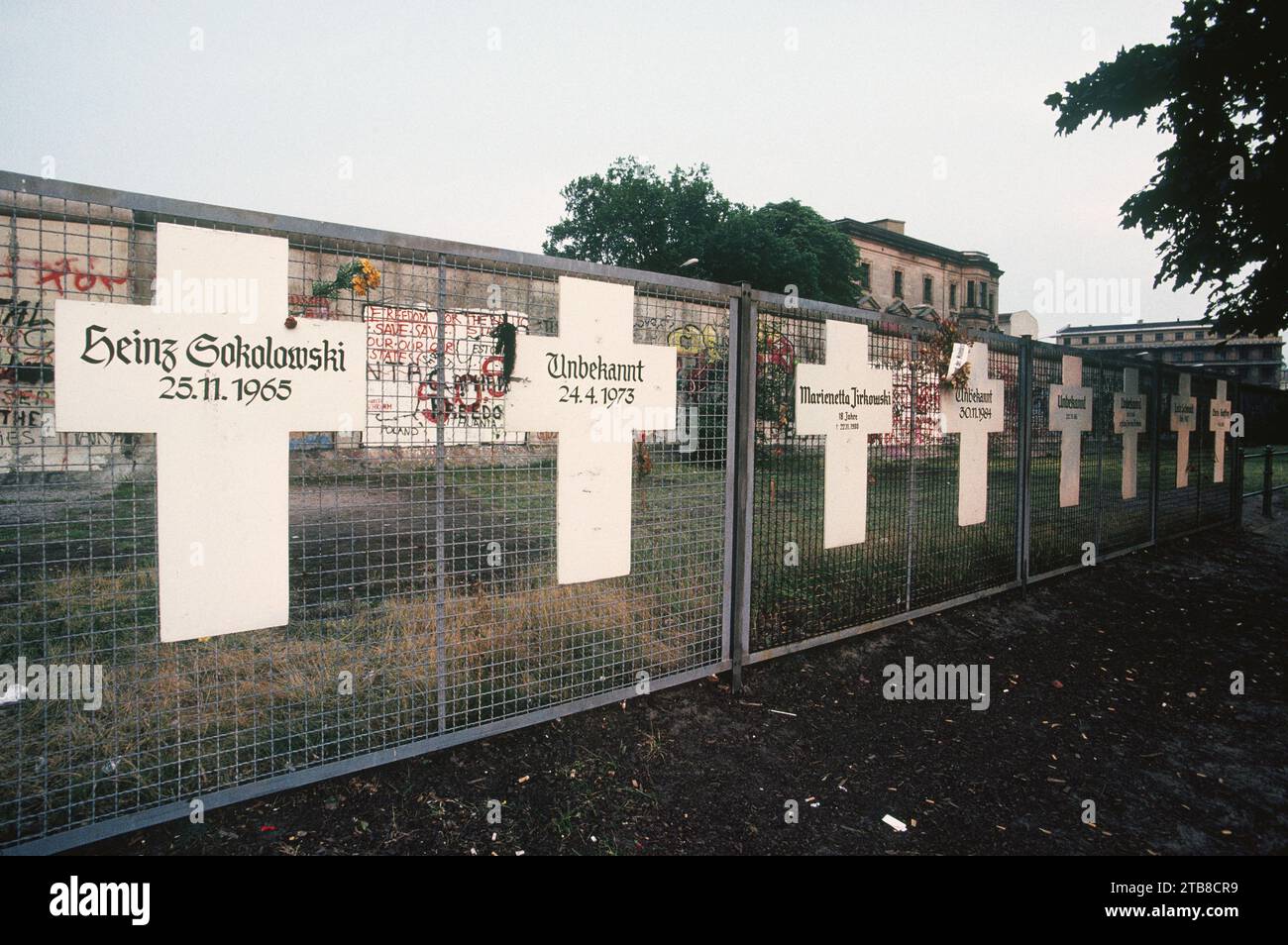 Europa, Deutschland, Brandenburg, Berlin, 1989, die Berliner Mauer bei Reichstag, Kreuze in Erinnerung an die Opfer starben beim Versuch, die Mauer zu überqueren Stockfoto