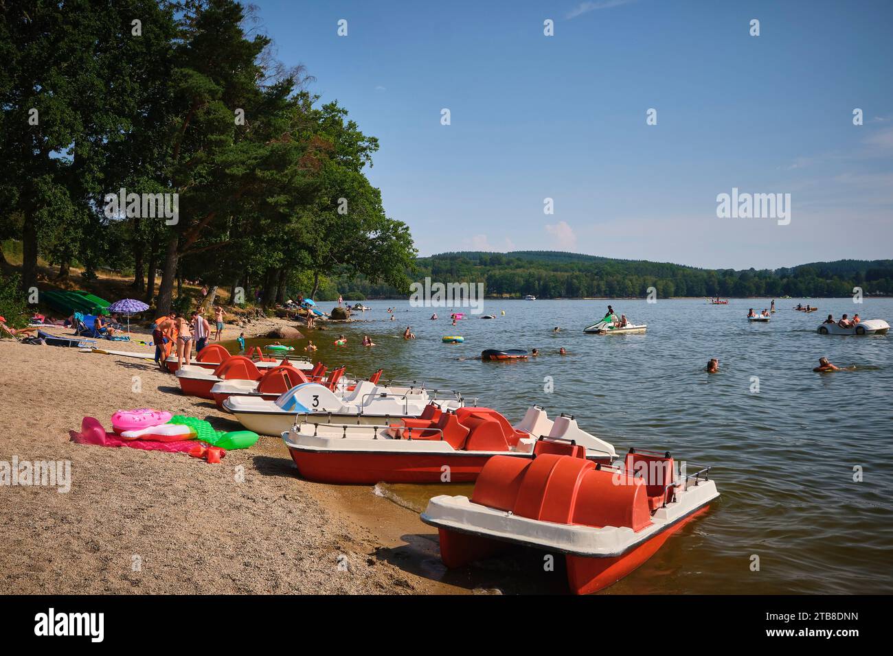 Der Lac des Settons (See der Siedlungen), ein Stausee im Herzen des Morvan Regional Natural Park, einer der großen Seen des Morvan. (nordosten Stockfoto