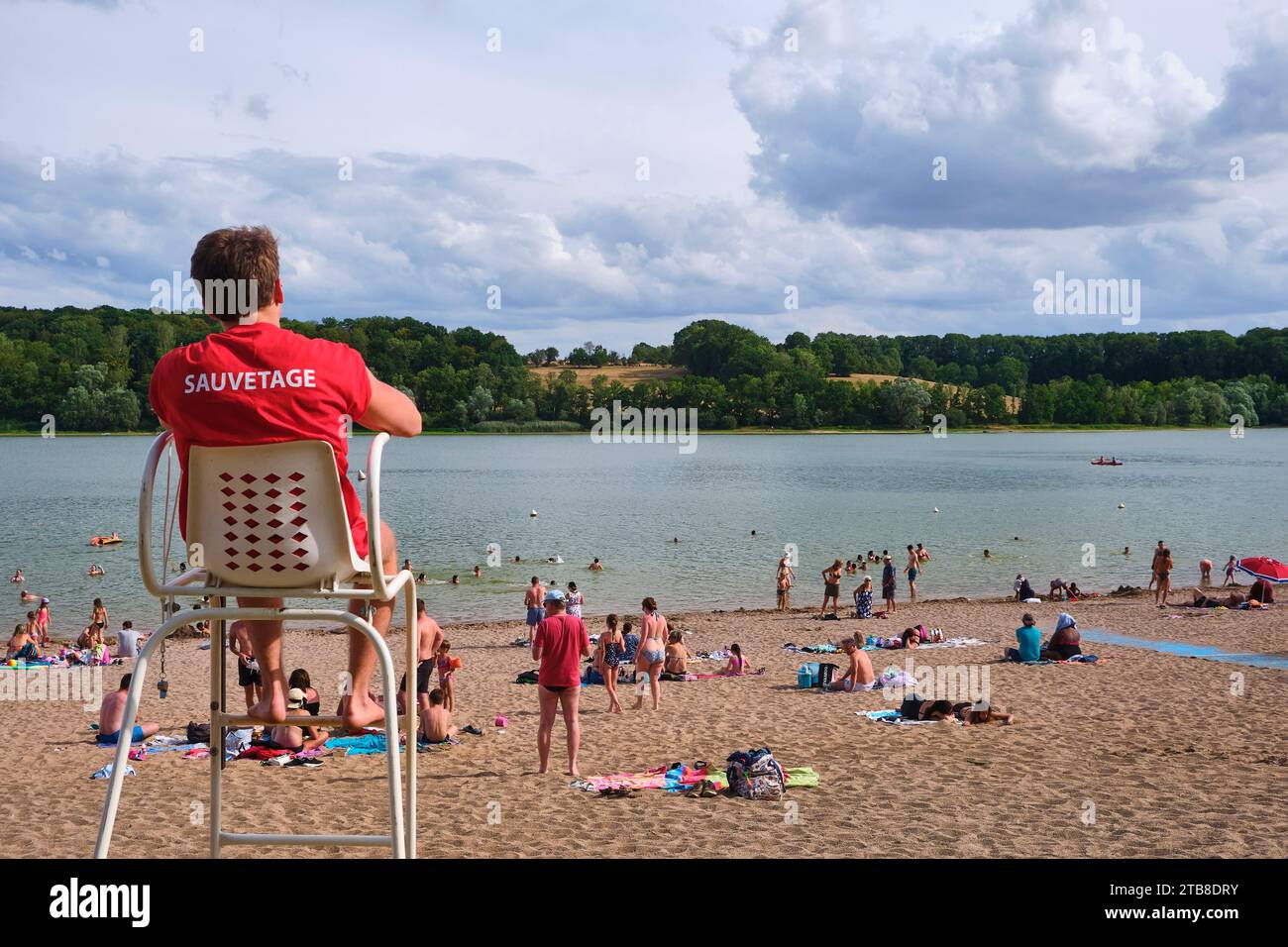 See „lac de la Liez“ bei Langres (Nordostfrankreich): Überwachter Badebereich mit Rettungsschwimmer und Touristen am Ufer des Sees im Sommer. T Stockfoto