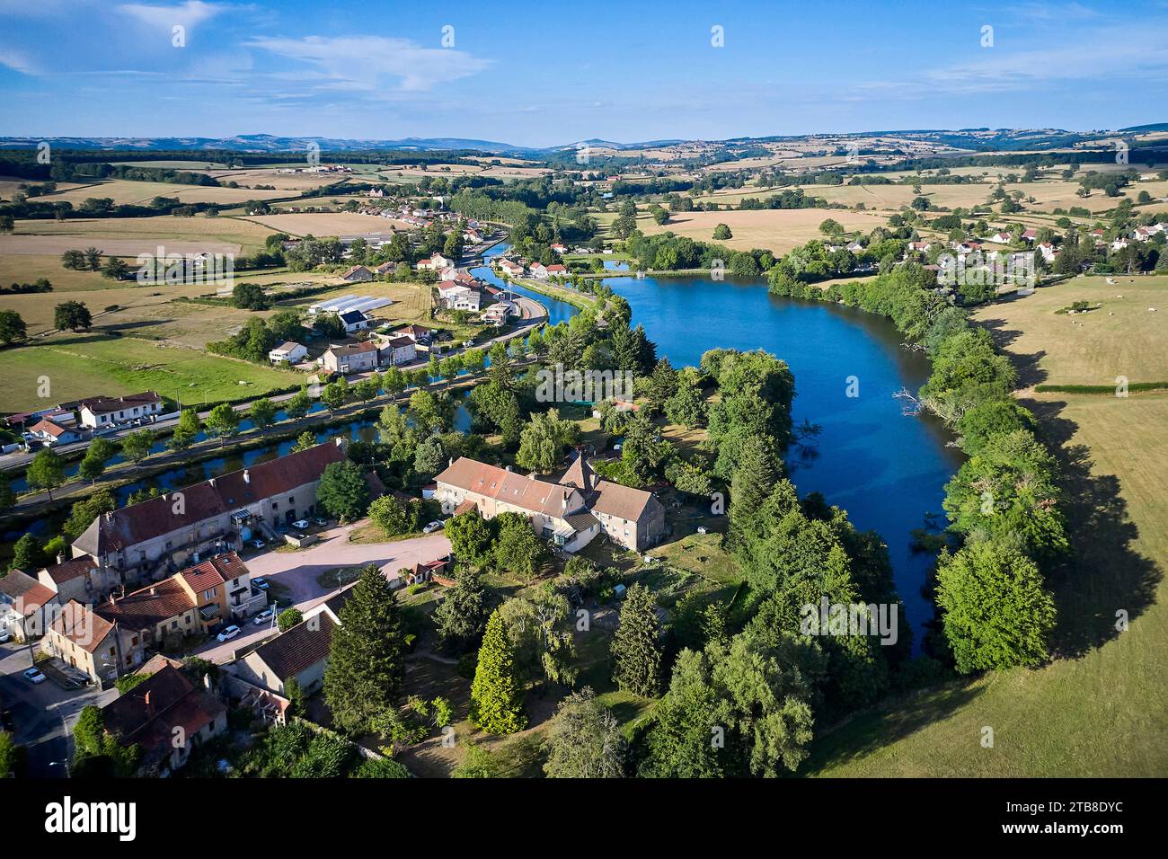 Ecuisses (Zentralfrankreich): Aus der Vogelperspektive auf den Fluss Dheune, der den Canal du Centre mit Wasser versorgt Stockfoto