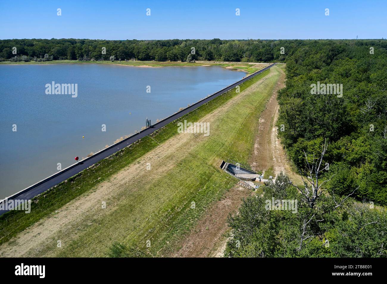 Aus der Vogelperspektive des Teichs „etang de la Tuilerie“ im Departement Loiret in der Stadt Breteau, Champoulet und Dammarie-en-Puisaye (Nord-Zentrum von Fra Stockfoto