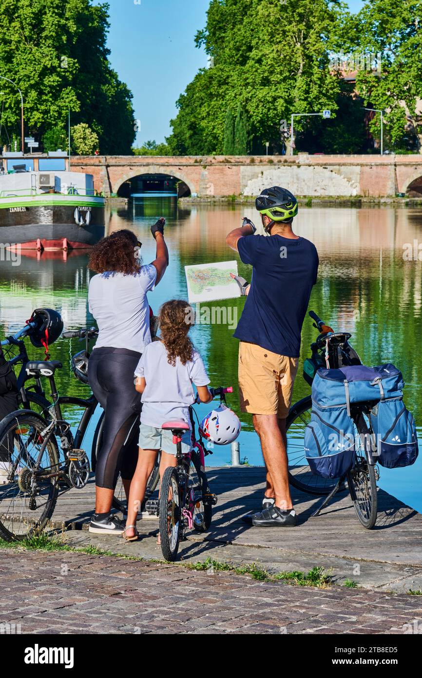 Toulouse (Südfrankreich): Familienradfahrt auf dem Canal du Midi, mit Halt am Port de l'Embouchure, wo der Canal Lateral a la Garonne, der Canal Lateral a la Garonne, die Stockfoto