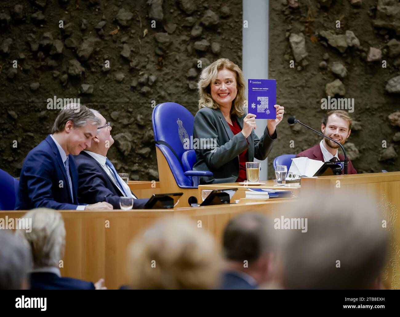 DEN HAAG - Präsidentin Vera Bergkamp mit einem Geschenk von Kees van der Staaij (SGP) während der letzten Plenarsitzung des derzeitigen Repräsentantenhauses. Während des Treffens werden sich die abscheidenden Abgeordneten nach den Wahlen zum Repräsentantenhaus verabschieden. ANP ROBIN VAN LONKHUIJSEN niederlande aus - belgien aus Stockfoto