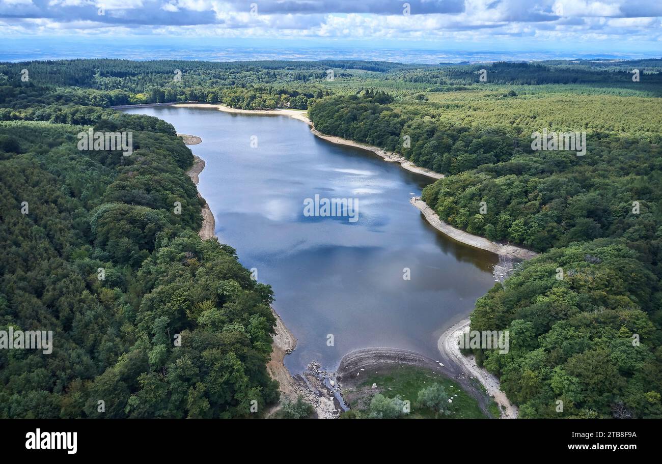 Saissac (Südfrankreich): Aus der Vogelperspektive auf das „bassin de Lampy“, ein Reservoir, das als Wasserquelle für den Canal du Midi, den See der Montagne, dient Stockfoto