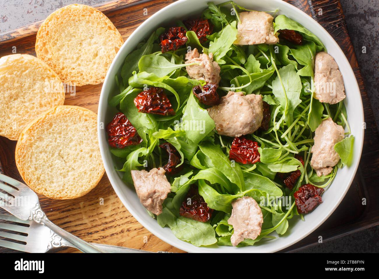 Köstlicher Kabeljaulebersalat mit Rucola und sonnengetrockneten Tomaten ...