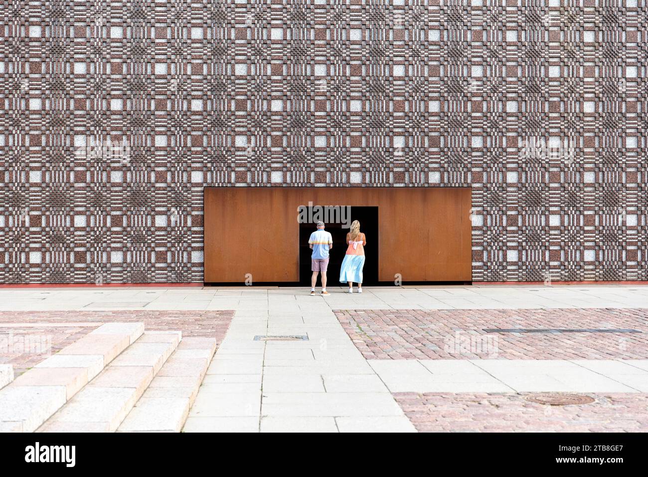 Touristen stehen vor einer Gedenkstätte für die Opfer der sowjetischen Besatzung „Geschichtstaktil“ in Riga, Lettland Stockfoto