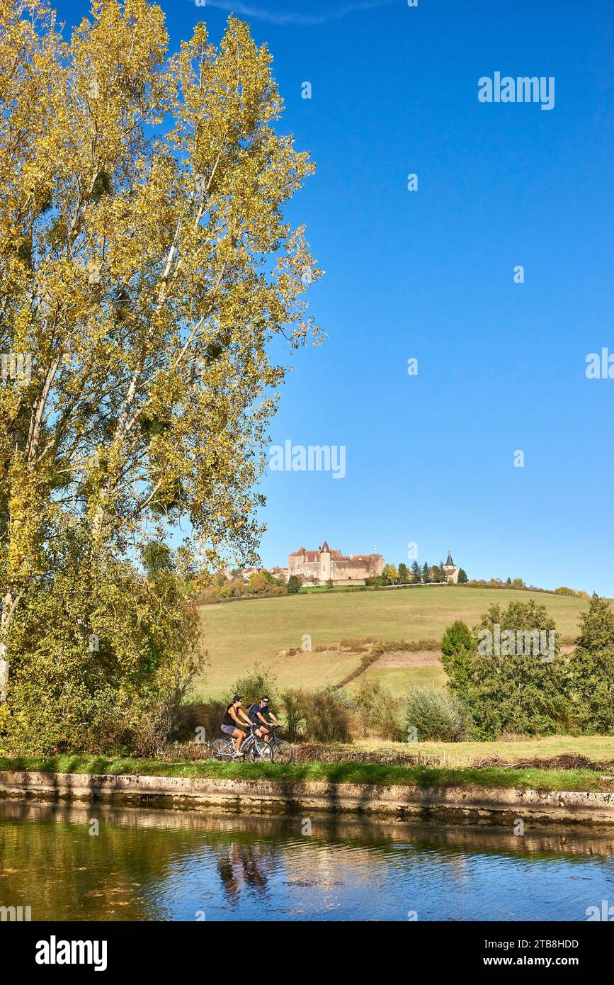 Vandenesse-en-Auxois (Nordostfrankreich): Blick auf das Schloss Chateauneuf vom Weiler La Repe und Radtour entlang des Canal de Bourgogne in A Stockfoto