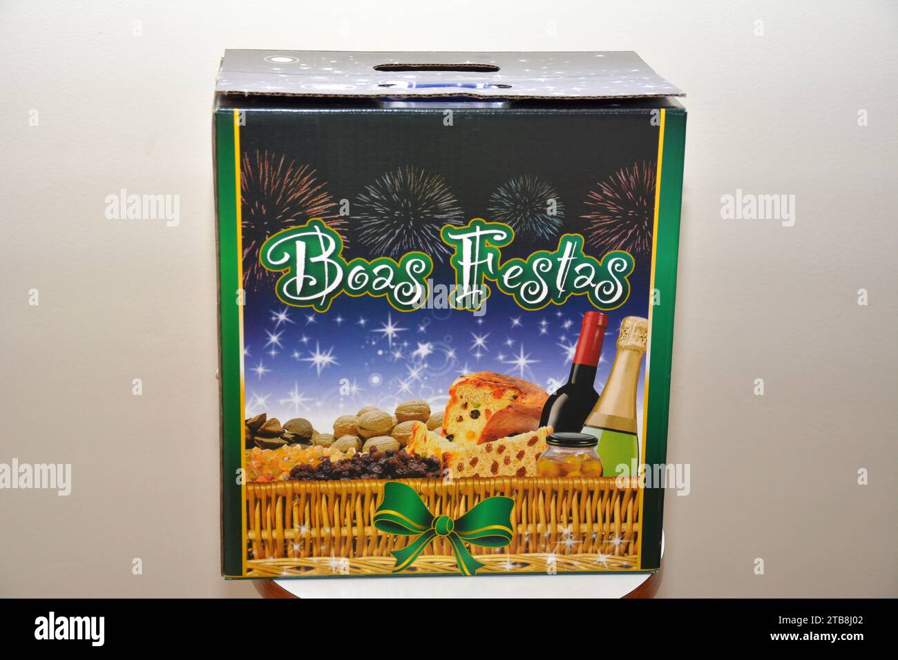 Schachtel mit Weihnachtsprodukten mit der Aufschrift Happy Holidays auf der Seite. Stockfoto