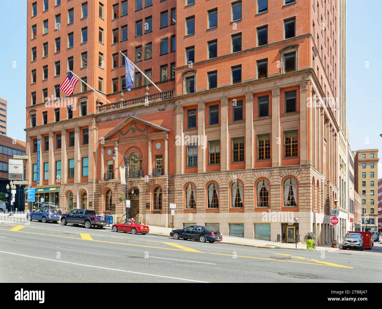 Die historische Fassade der New York State Bank aus dem Jahr 1804 wurde in einem Bürohochhaus aus dem Jahr 1927 errichtet, das noch heute als Bank genutzt wurde. Stockfoto