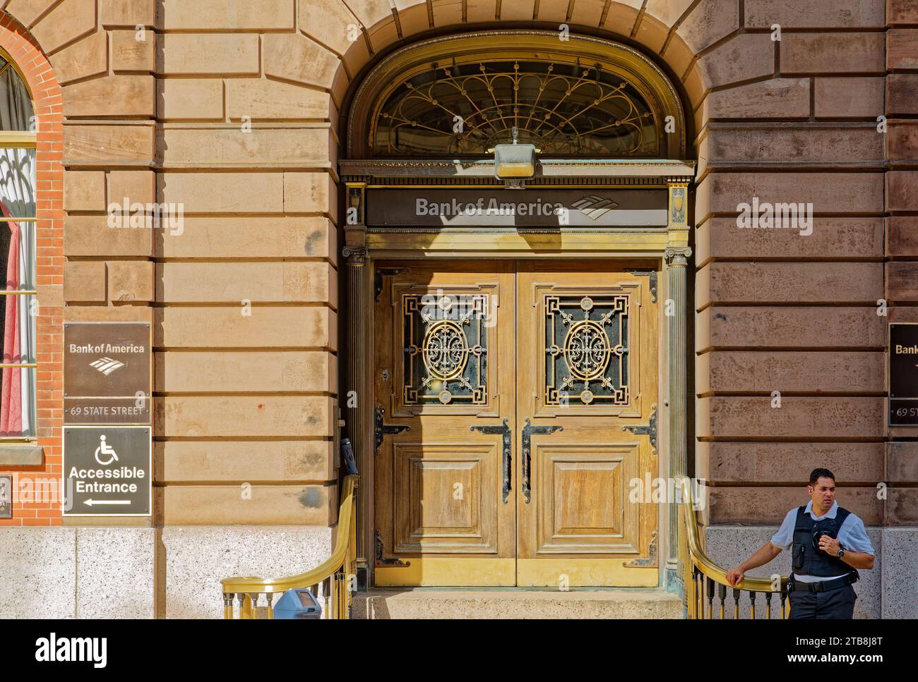 Die historische Fassade der New York State Bank aus dem Jahr 1804 wurde in einem Bürohochhaus aus dem Jahr 1927 errichtet, das noch heute als Bank genutzt wurde. Stockfoto