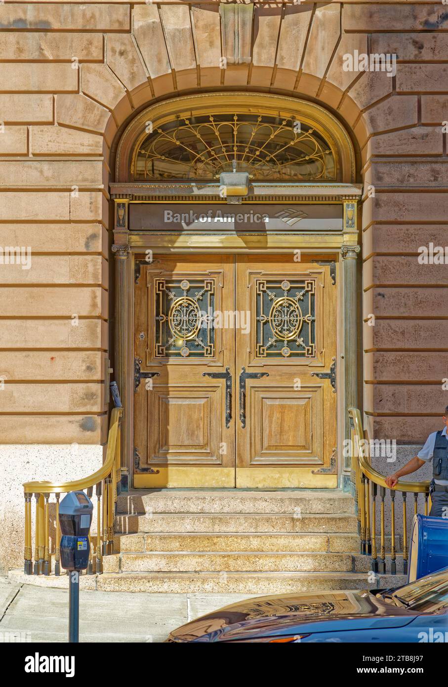 Die historische Fassade der New York State Bank aus dem Jahr 1804 wurde in einem Bürohochhaus aus dem Jahr 1927 errichtet, das noch heute als Bank genutzt wurde. Stockfoto