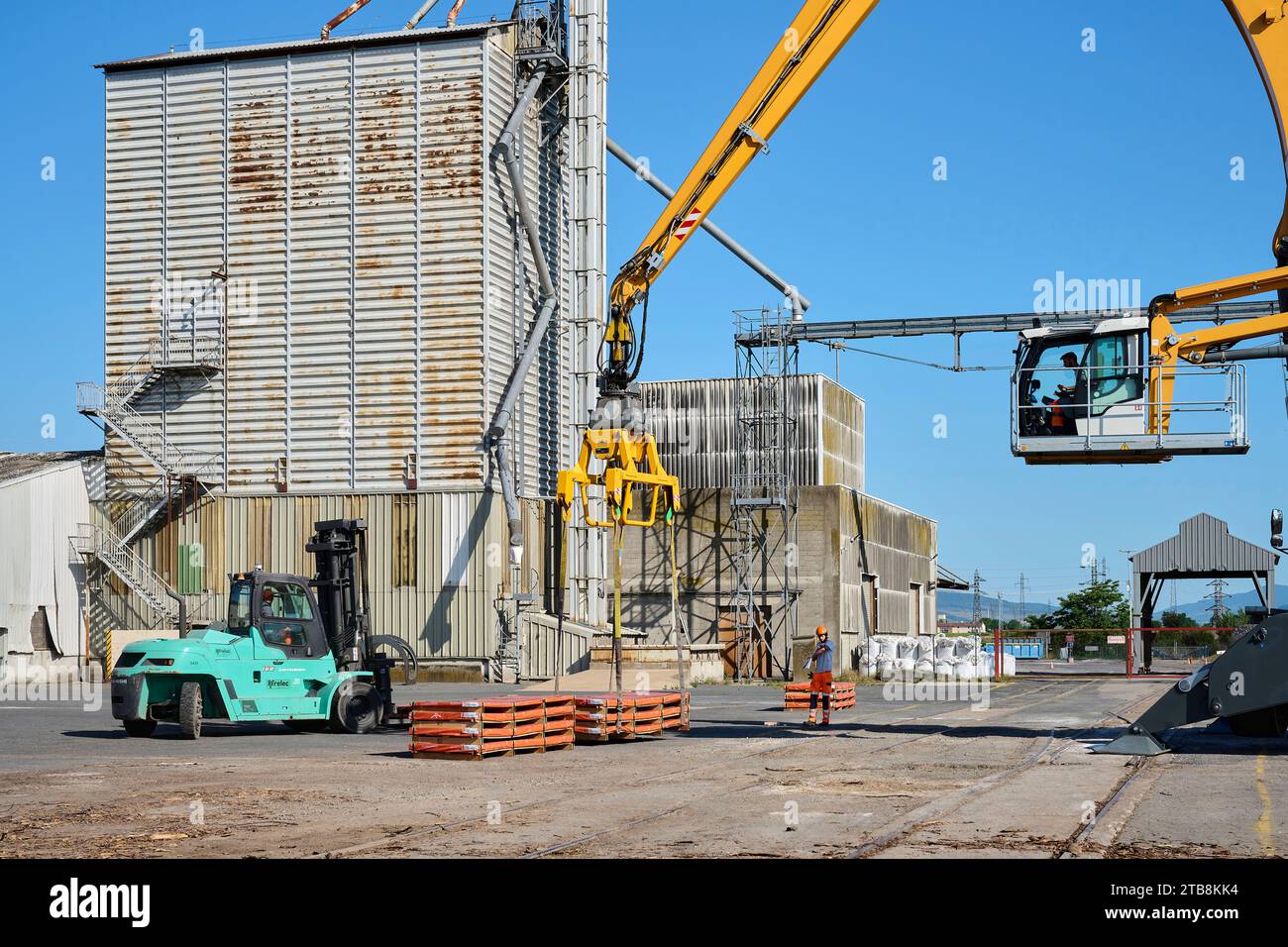 Villefranche-sur-Saone (Zentralfrankreich): Schiffsumschlag im Flusshafen. Entladung von 910 Tonnen Blech aus dem Lastkahn „l'itinerant“ Stockfoto
