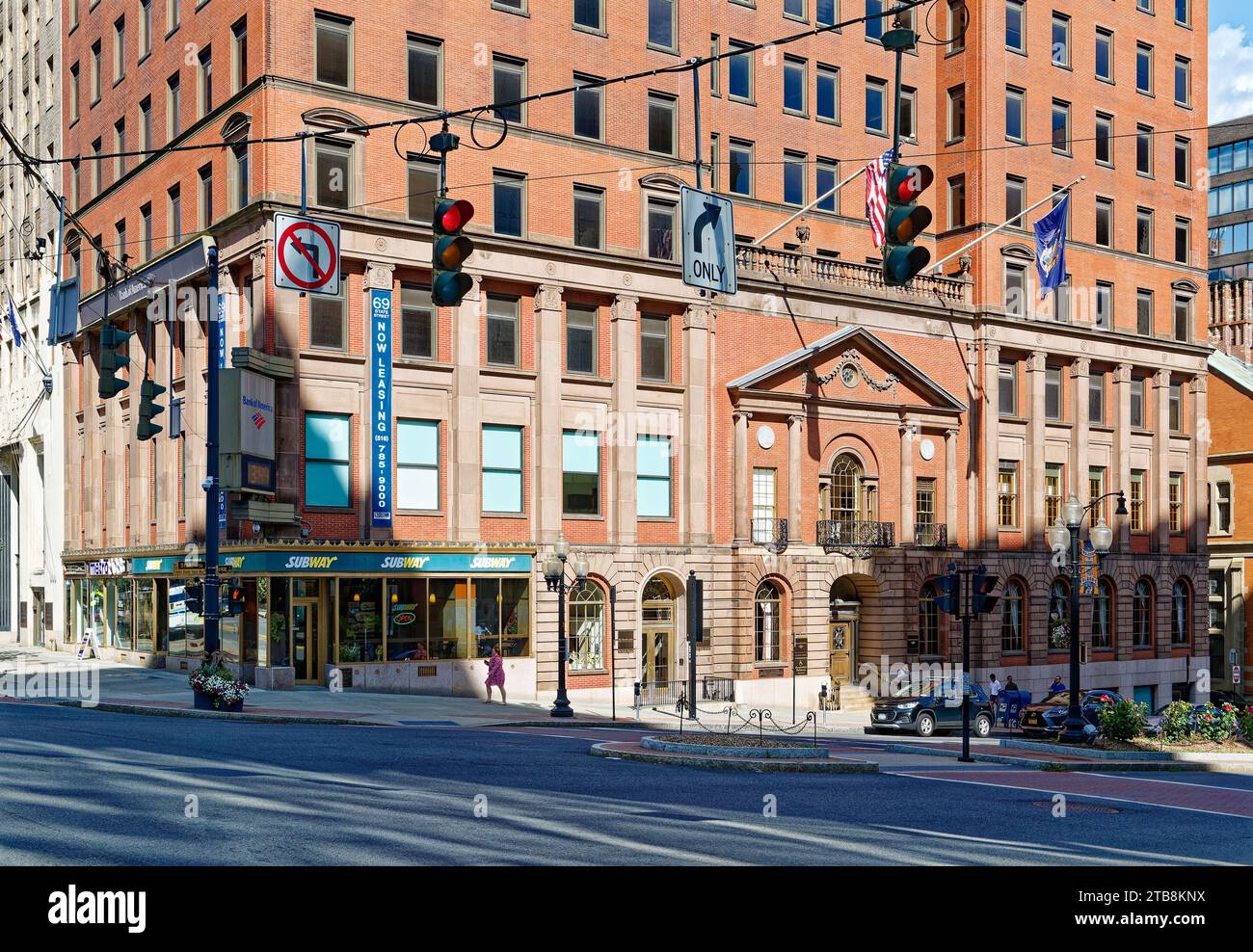 Die historische Fassade der New York State Bank aus dem Jahr 1804 wurde in einem Bürohochhaus aus dem Jahr 1927 errichtet, das noch heute als Bank genutzt wurde. Stockfoto