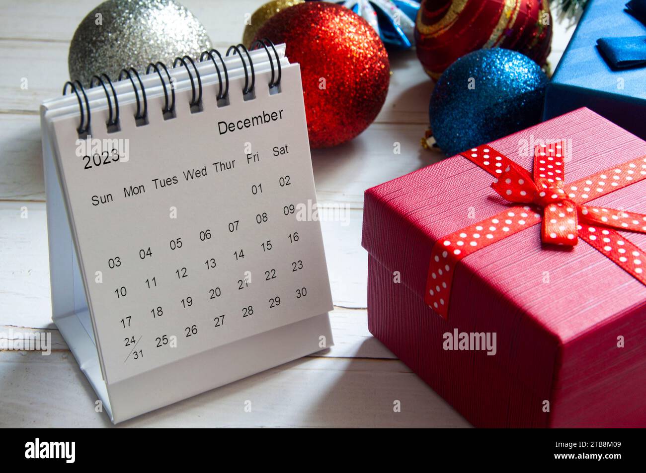 Weihnachtsdekoration und weißer Dezemberkalender. Stockfoto