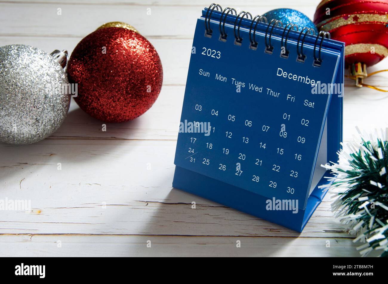 Weihnachtsdekoration und blauer Dezemberkalender. Stockfoto