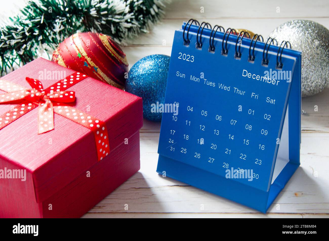 Weihnachtsdekoration und blauer Dezemberkalender. Stockfoto