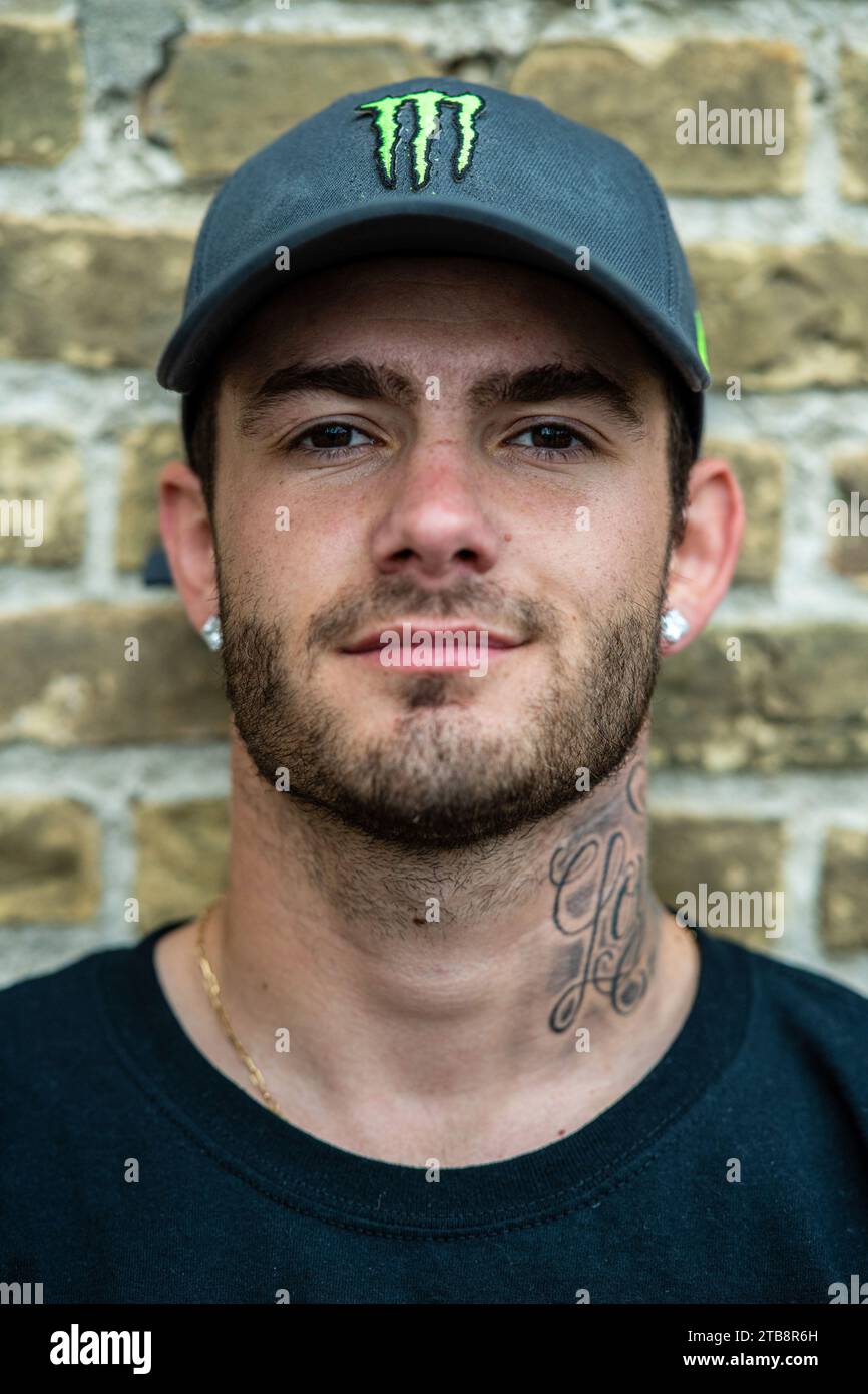 Aurelien Giraud, Skateboard-Weltmeisterin in der Disziplin „Straße“, Mehrzweckskate mit Straßenelementen wie Wänden, geneigten Ebenen, Treppen Stockfoto