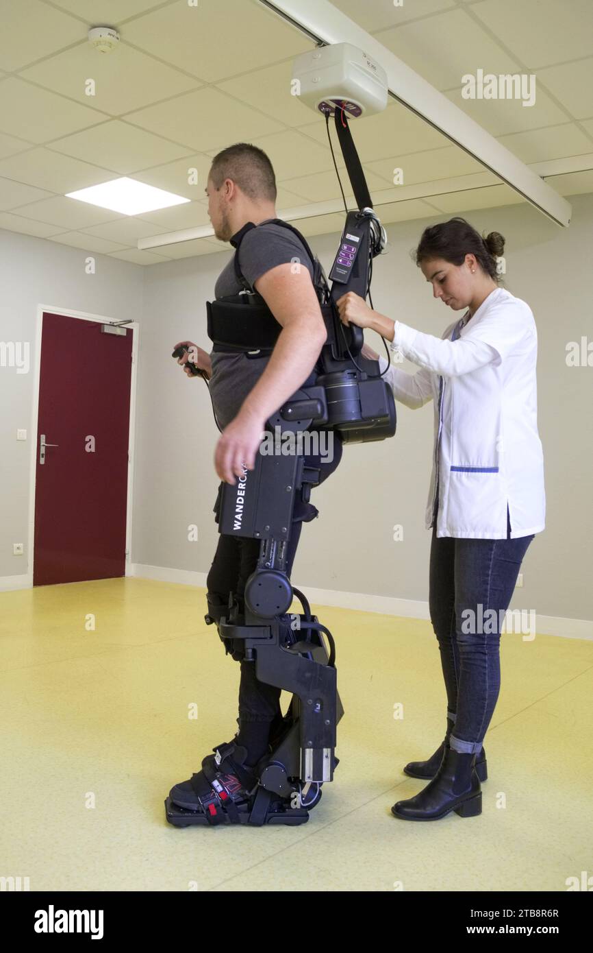 Saint-Sebastien-de-Morsent, La Musse Hospital (Nordfrankreich): Ein Patient, Opfer eines Motorradunfalls, mit der Rehabilitation Atalante Exoskel Stockfoto
