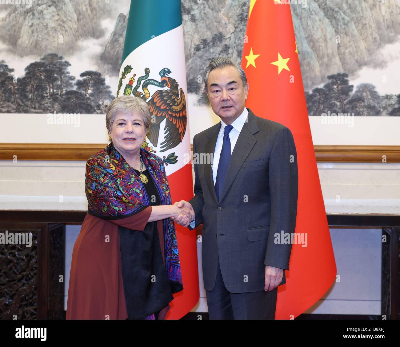 Peking, China. Dezember 2023. Der chinesische Außenminister Wang Yi, ebenfalls Mitglied des Politbüros des Zentralkomitees der Kommunistischen Partei Chinas, trifft sich am 5. Dezember 2023 mit der mexikanischen Außenministerin Alicia Barcena in Peking, der Hauptstadt Chinas. Quelle: Wang Ye/Xinhua/Alamy Live News Stockfoto