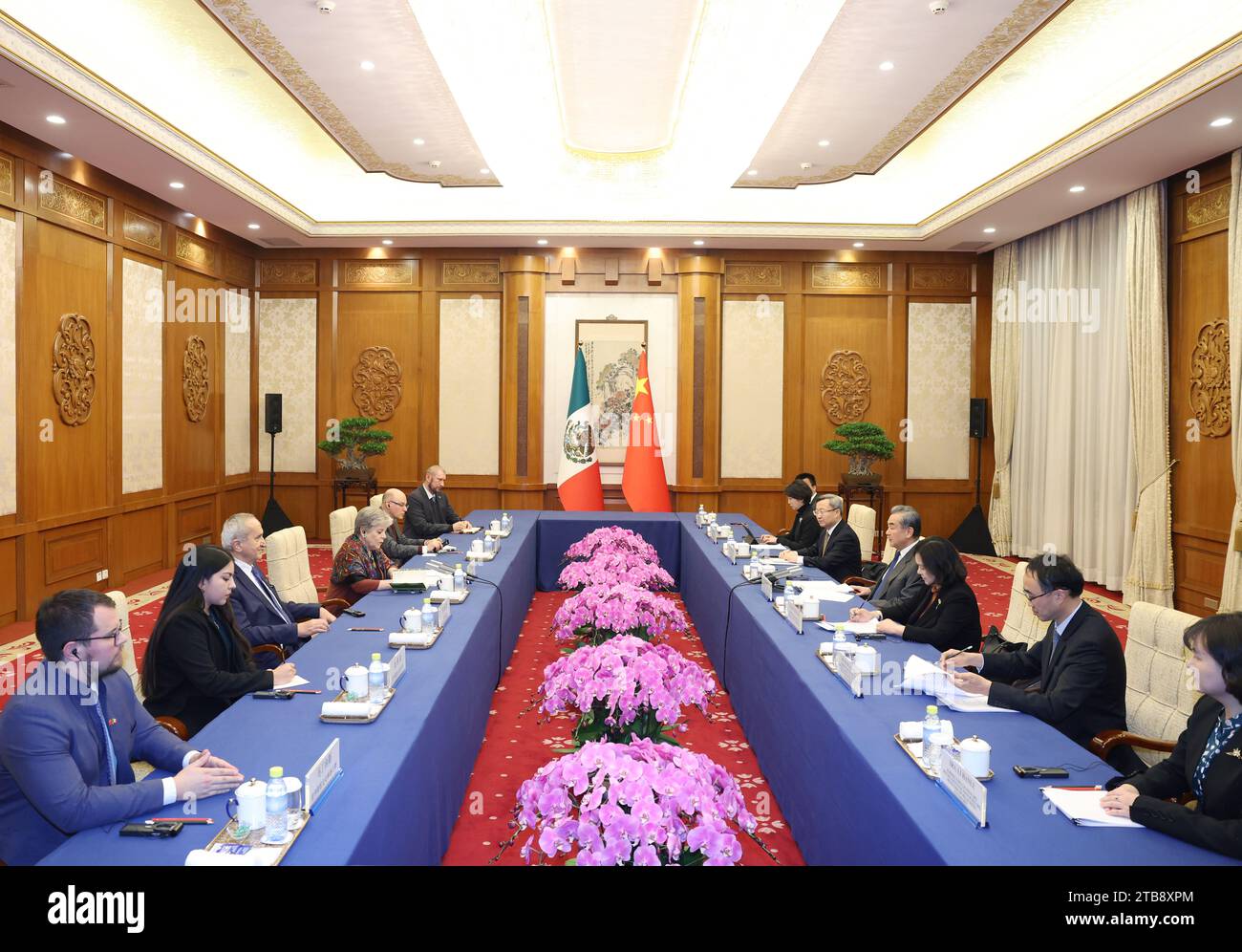 Peking, China. Dezember 2023. Der chinesische Außenminister Wang Yi, ebenfalls Mitglied des Politbüros des Zentralkomitees der Kommunistischen Partei Chinas, trifft sich am 5. Dezember 2023 mit der mexikanischen Außenministerin Alicia Barcena in Peking, der Hauptstadt Chinas. Quelle: Wang Ye/Xinhua/Alamy Live News Stockfoto