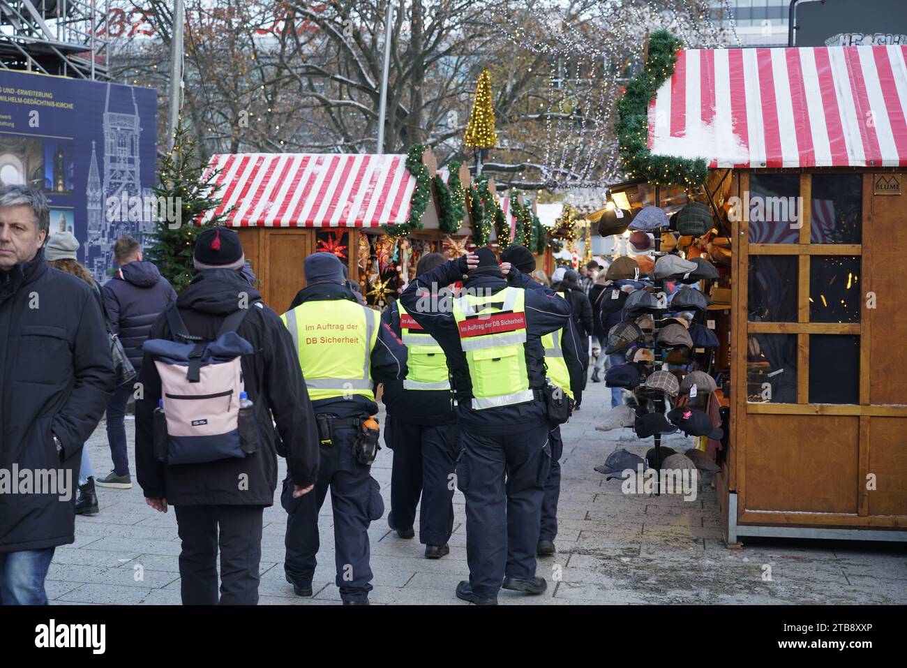 Weihnachtsmarkt auf dem Breitscheidplatz in Berlin. Erhöhte Sicherheitsstandards wegen Terrorgefahr, Sicherheitspersonal, Polizei, Berlin Stockfoto