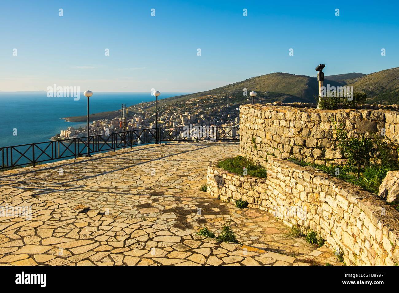 Schloss Lekursi Kajala e Lekuresit. Saranda Albanien bei Sonnenuntergang, beliebtester und berühmtester Aussichtspunkt von Saranda. Stockfoto