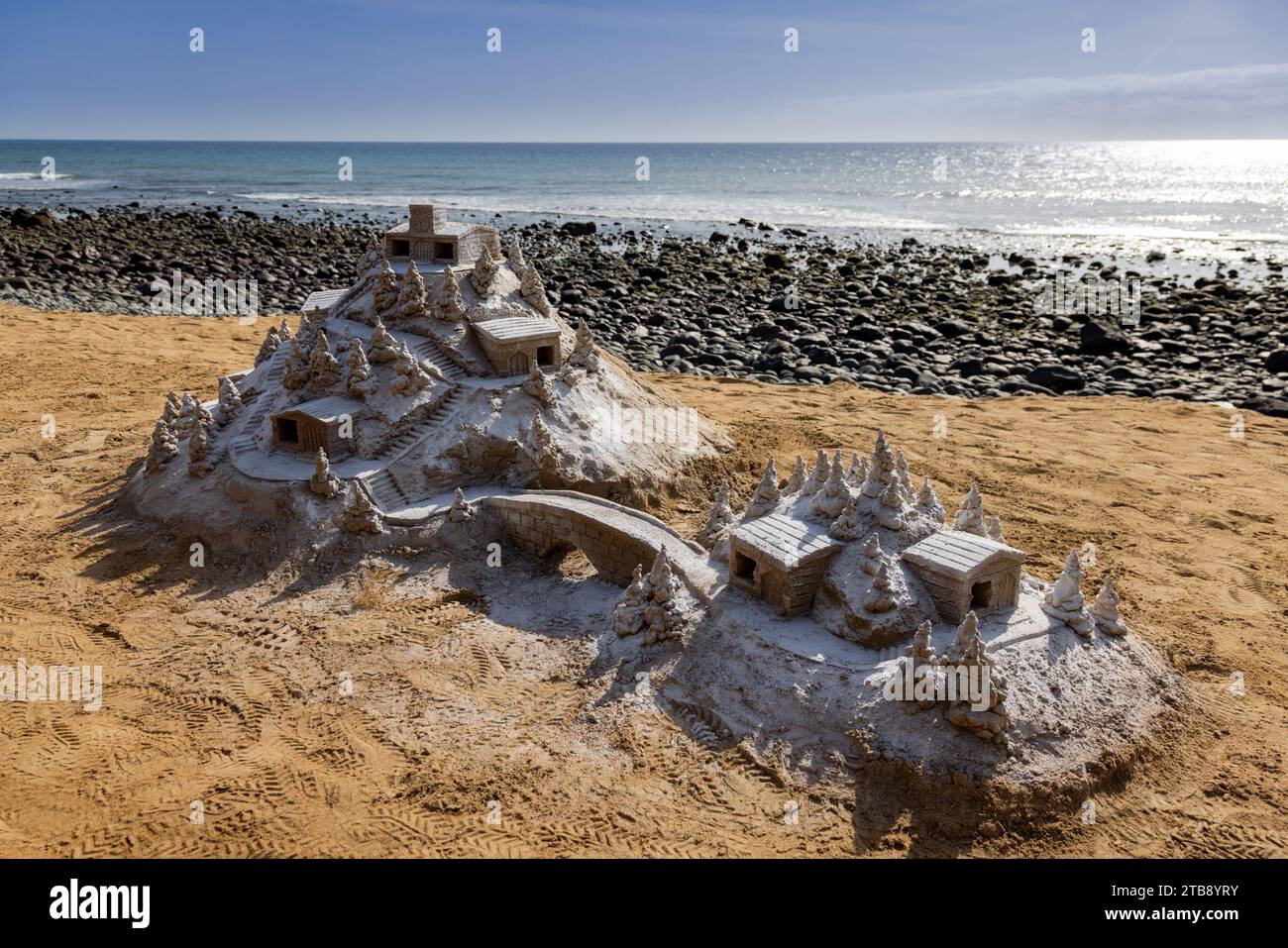 Maspalomas Sandskulpturen am Strand von Meloneras, Gran Canaria, Spanien. Die weiße Farbe verleiht ihm einen Winter- und weihnachtlichen Look. Stockfoto