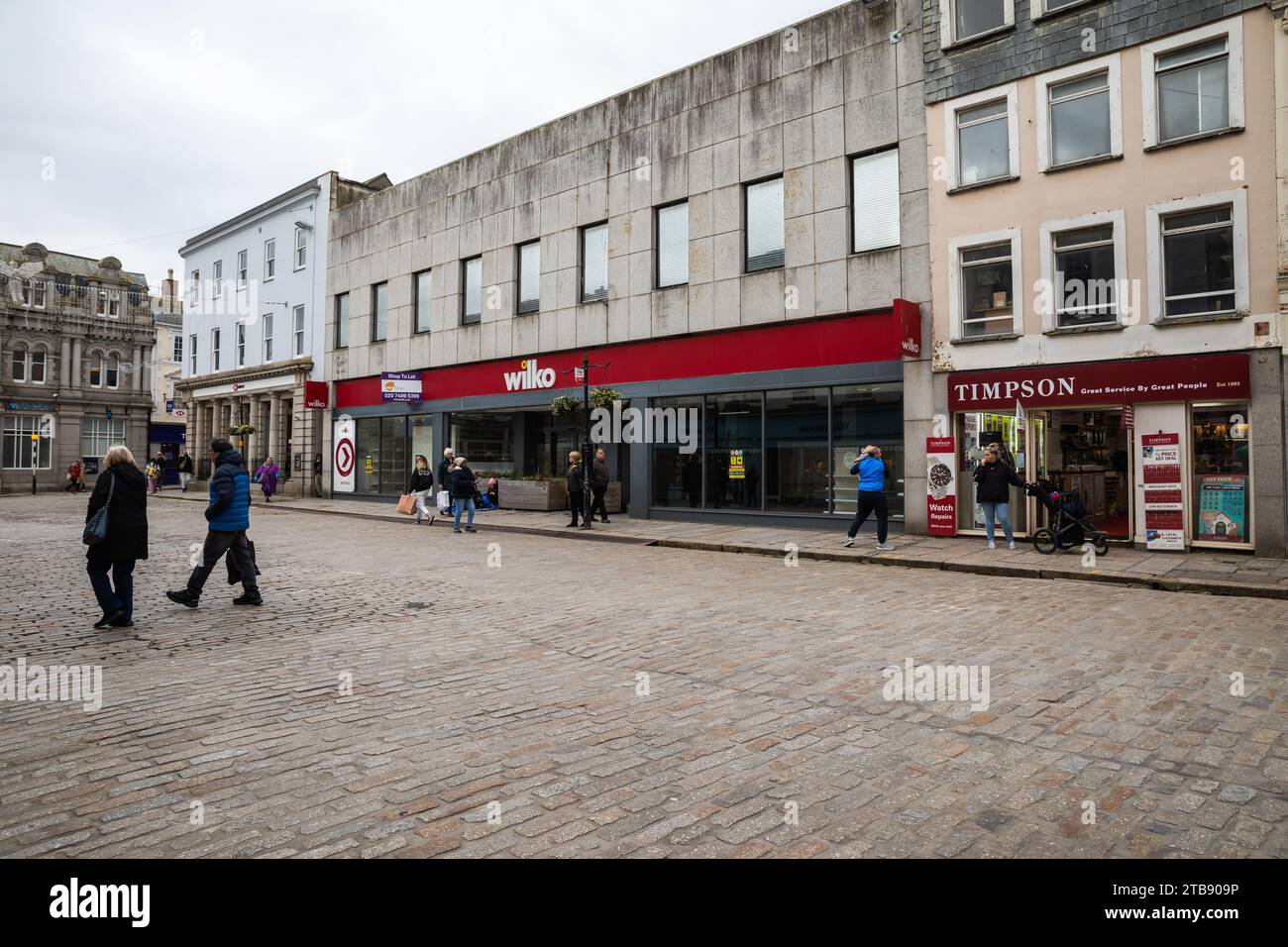 Truro, Cornwall, 5. Dezember 2023, trotz des kalten Wetters, waren die Menschen draußen, um Weihnachtsfeiern an einem bewölkten Tag in Truro zu genießen und den Weihnachtsmarkt zu genießen. Das Wetter heute war kalt 6C. Quelle: Keith Larby/Alamy Live News Stockfoto