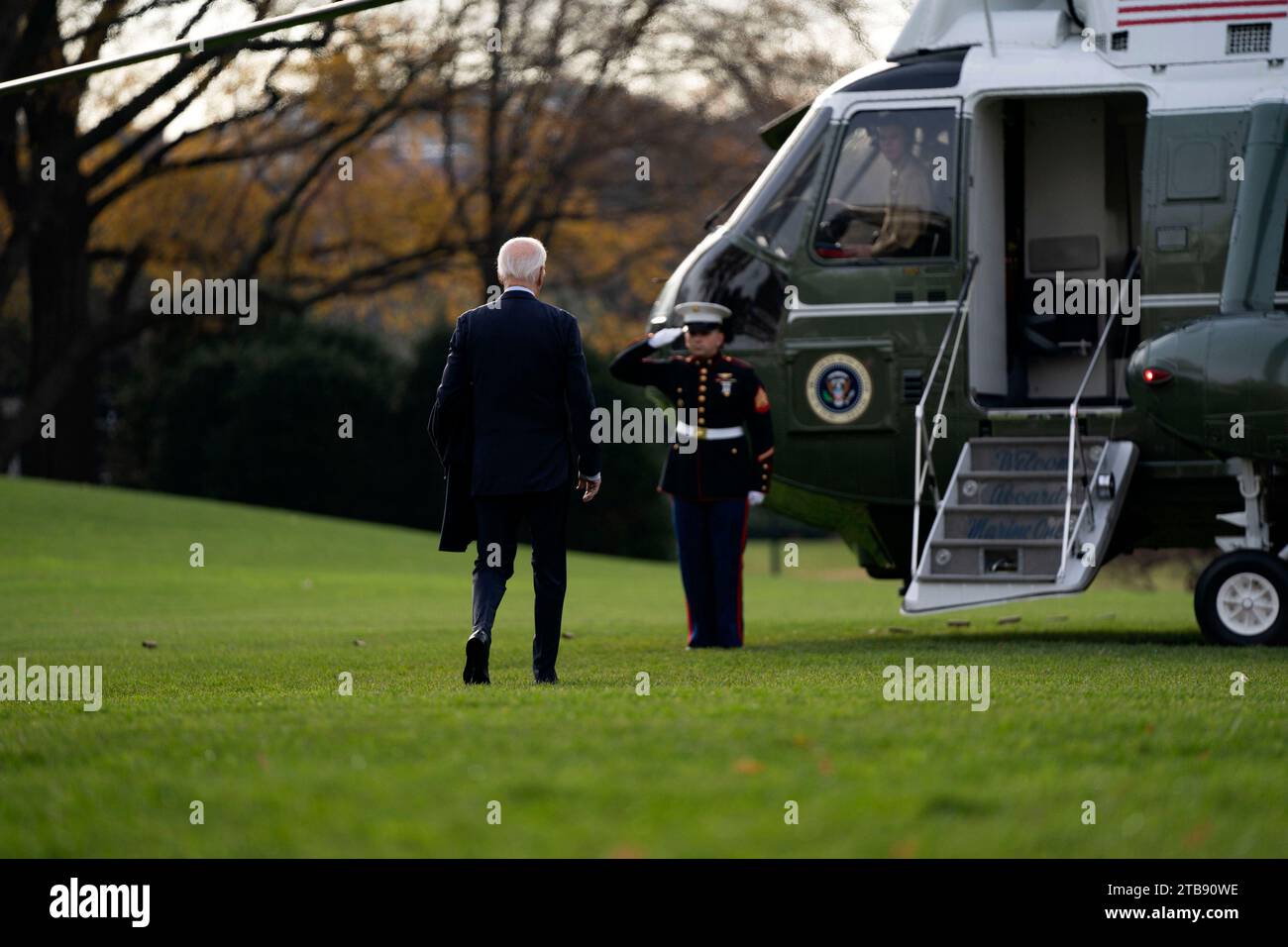 Washington, Usa. Dezember 2023. Präsident Joe Biden geht am Dienstag, den 5. Dezember 2023, über den South Lawn, um an Bord der Marine One nach Boston zu gehen. Foto: Bonnie Cash/UPI Credit: UPI/Alamy Live News Stockfoto