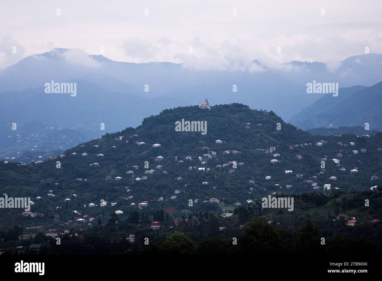 Panoramablick auf Batumi Berge und Kirche auf dem Hügel Stockfoto