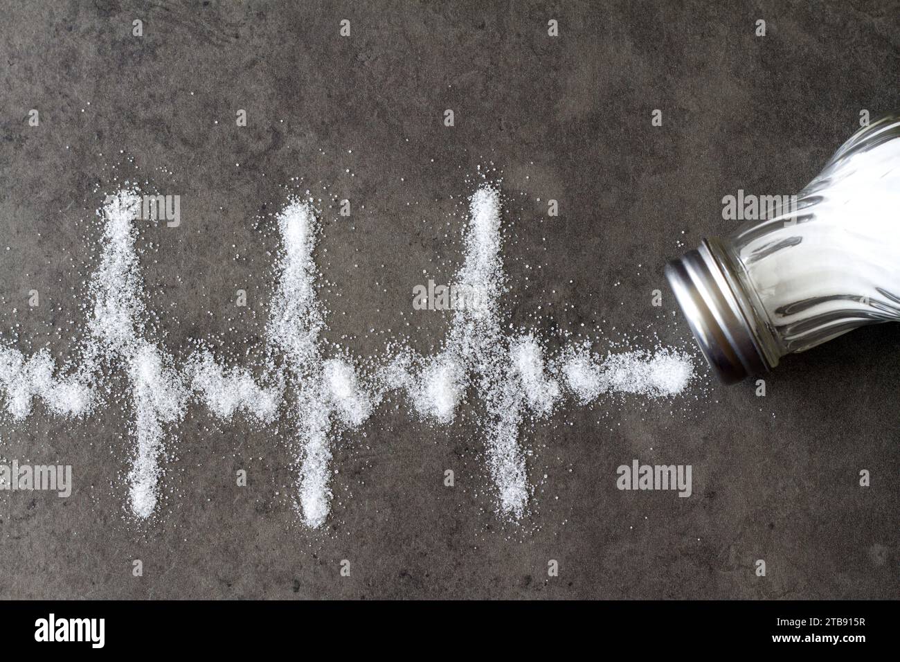 Salzstreuer, Kardiogramm aus Salz, Hochdruckkonzept Stockfoto
