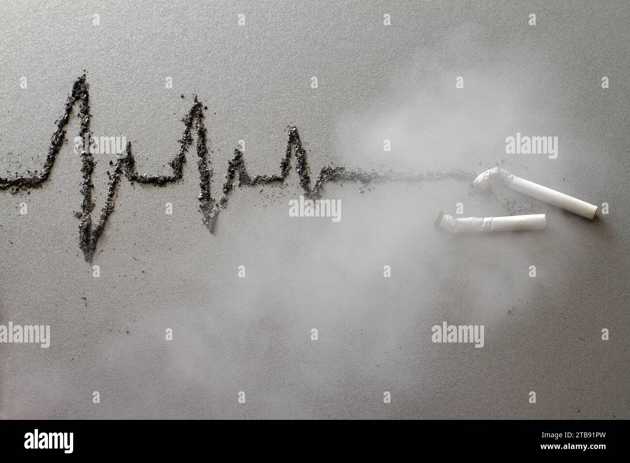 Zigaretten und Kardiogramm aus Asche in Rauchgasen, schädliche Auswirkungen des Zigarettenrauchens, kreatives Konzept Stockfoto