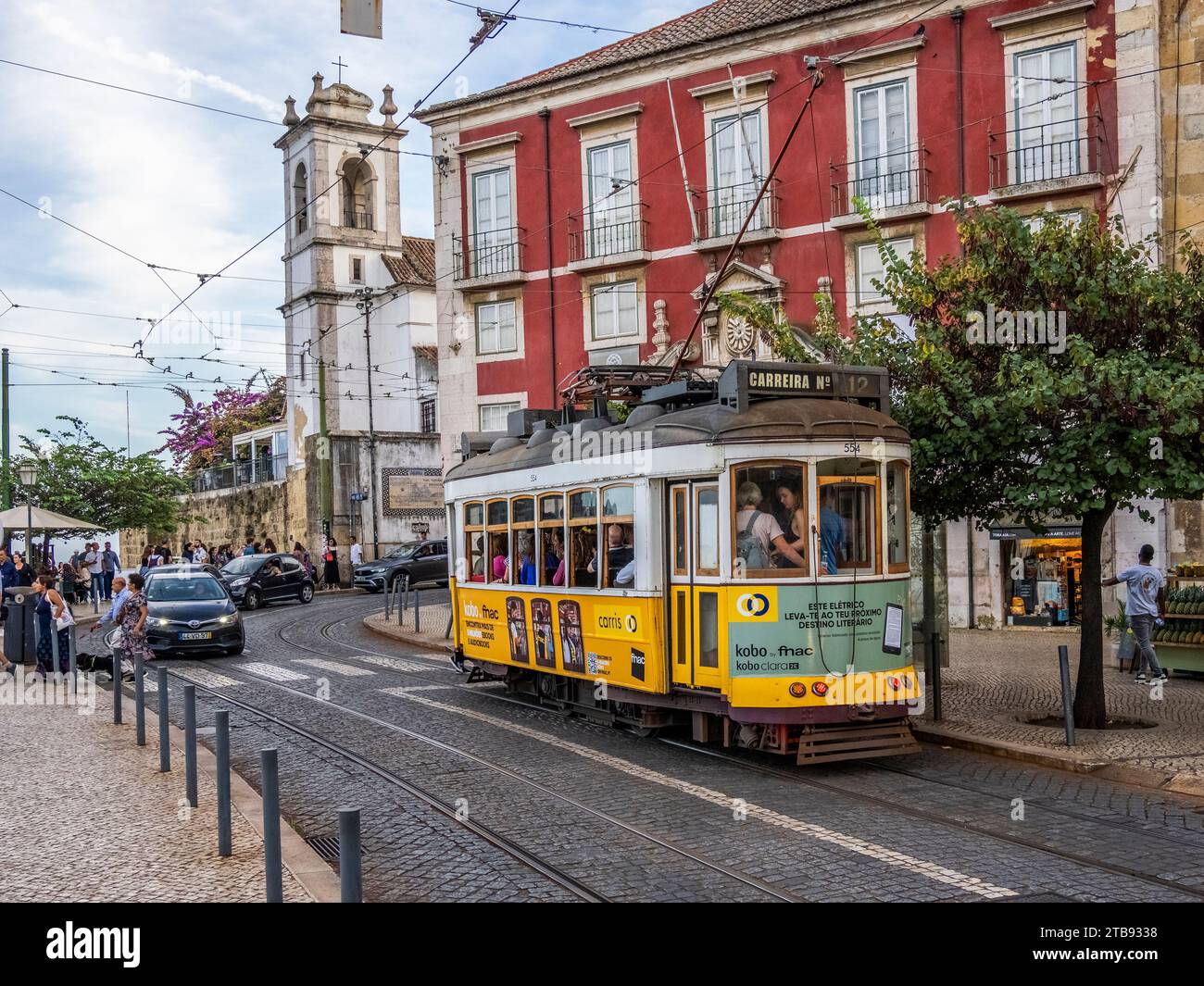 Trolley am Aussichtspunkt Portas do Sol in der Altstadt von Alfama in Lissabon Portugal Stockfoto