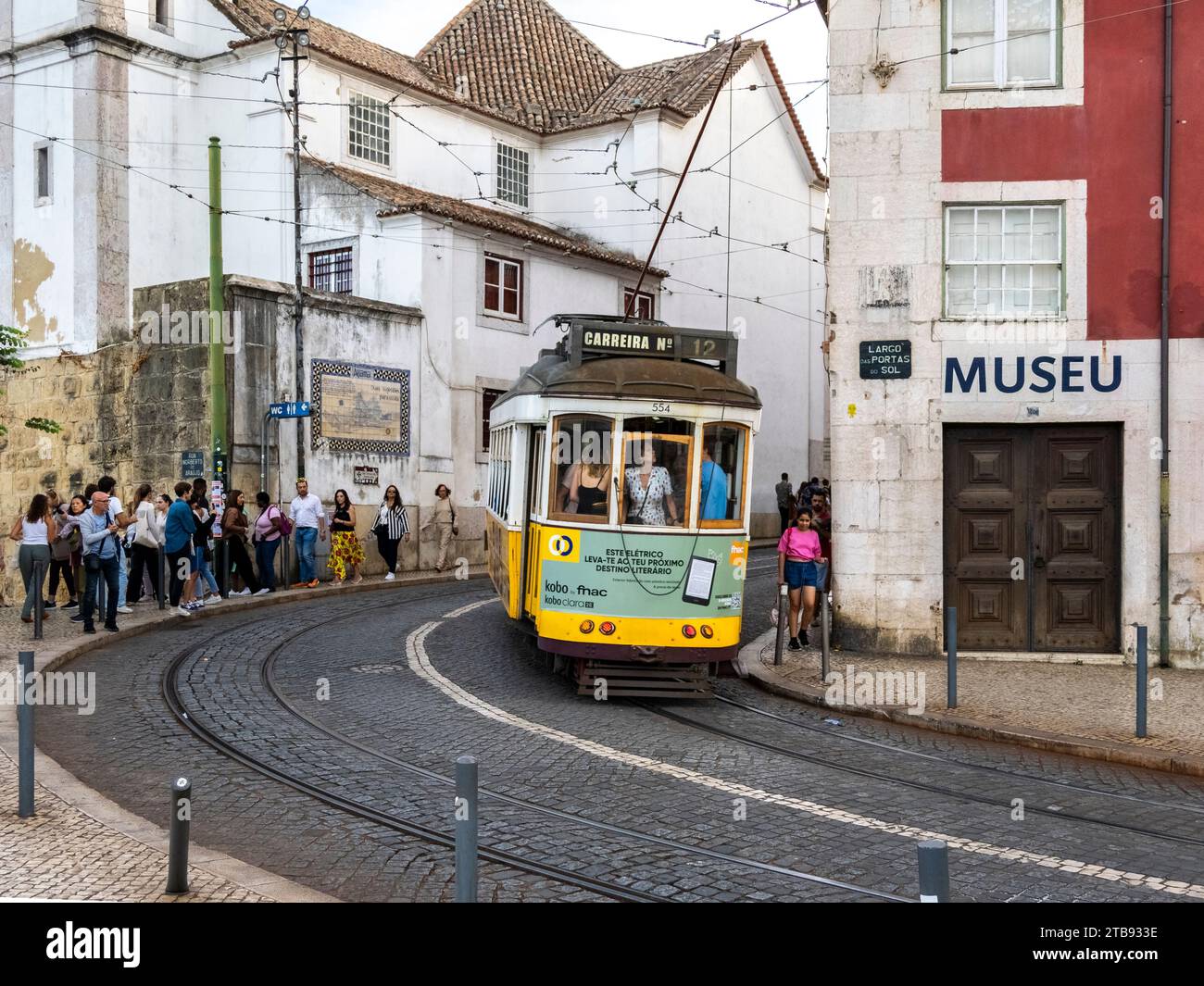 Trolley am Aussichtspunkt Portas do Sol in der Altstadt von Alfama in Lissabon Portugal Stockfoto