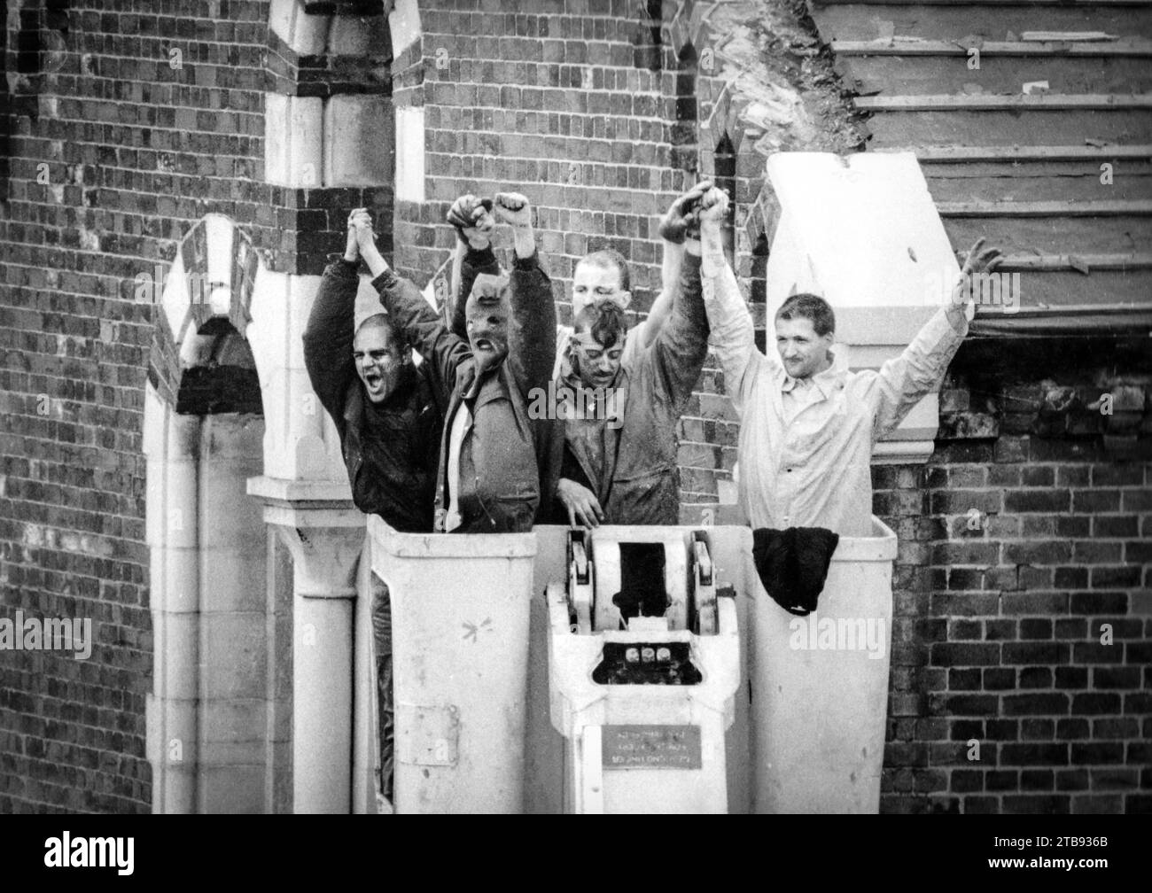 25. April 1990: Mark Williams, John Murray, Paul Taylor, Martin Brian und Glyn Williams, die letzten verbliebenen Gefangenen, werden nach dem Strangeways Gefängnisaufstand vom Dach entfernt. Stockfoto