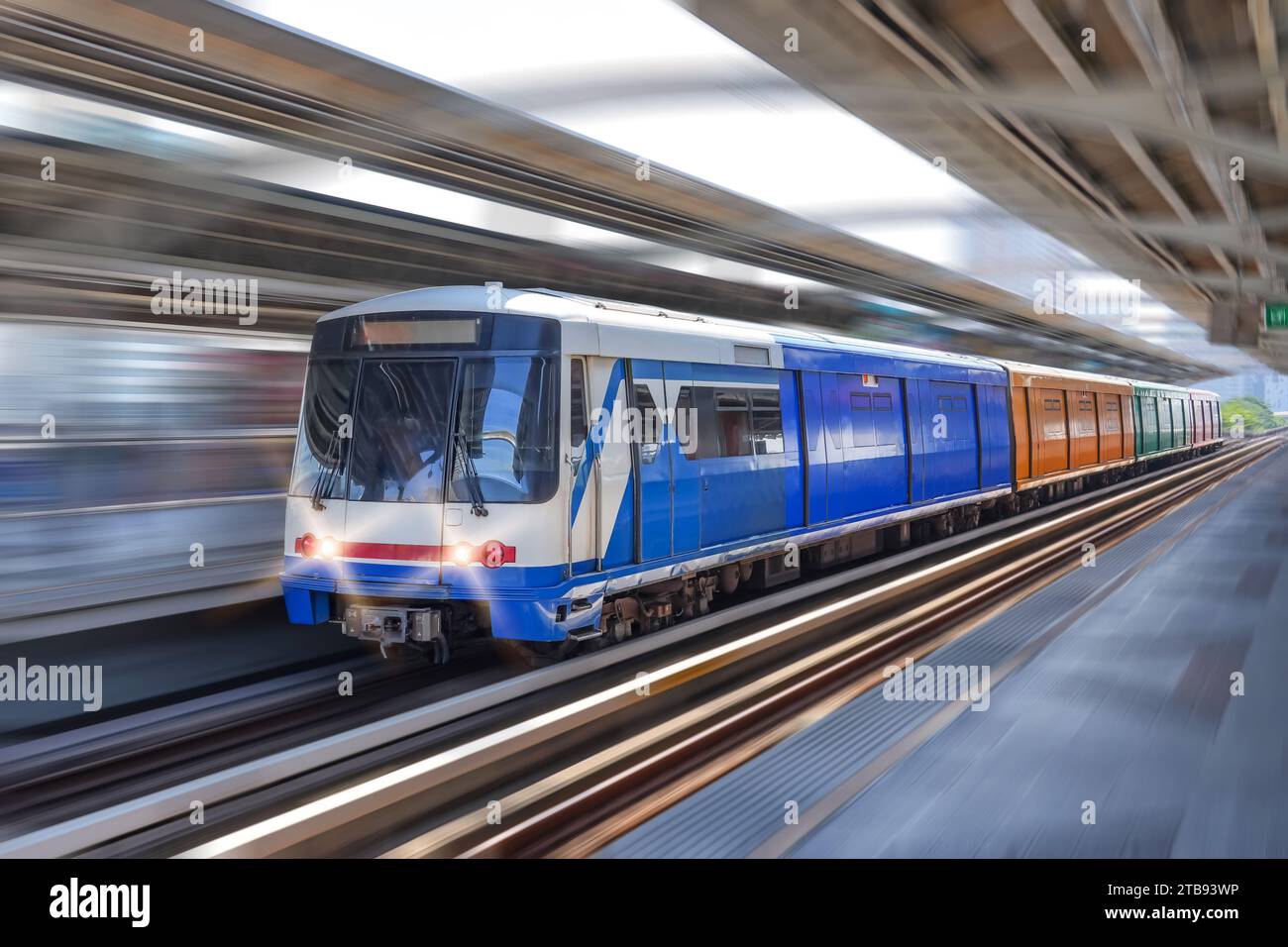 Moderne Hochgeschwindigkeitsbahn-U-Bahn mit Bewegungsunschärfe Stockfoto