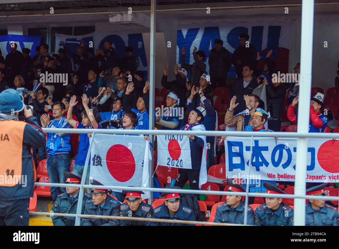 Bischkek, Kirgisistan - 16. November 2019: Fans der japanischen Fußballnationalmannschaft Stockfoto