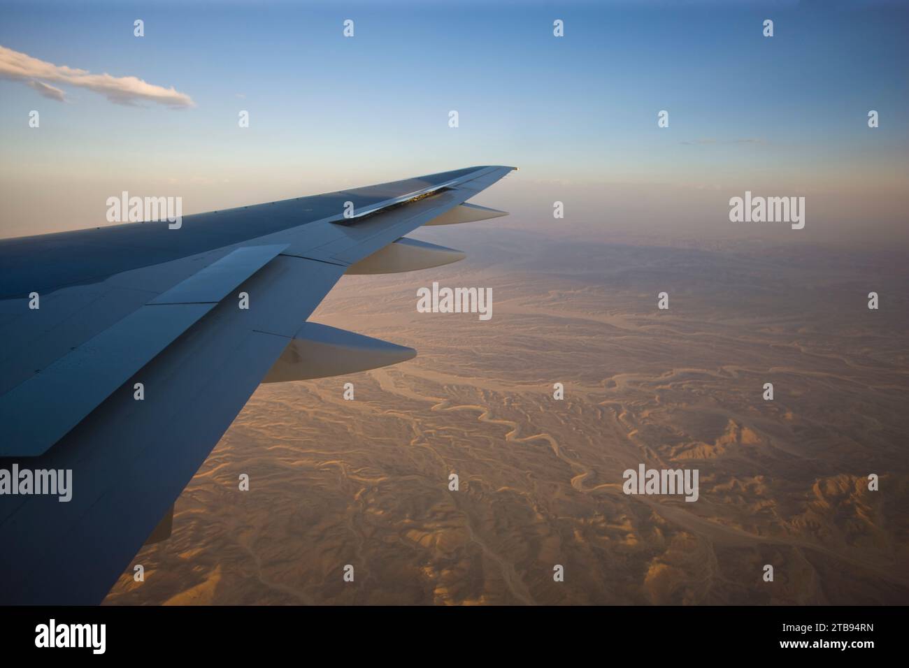 Blick vom Flugzeugfenster auf den Anflug nach Luxor; Luxor, Ägypten Stockfoto