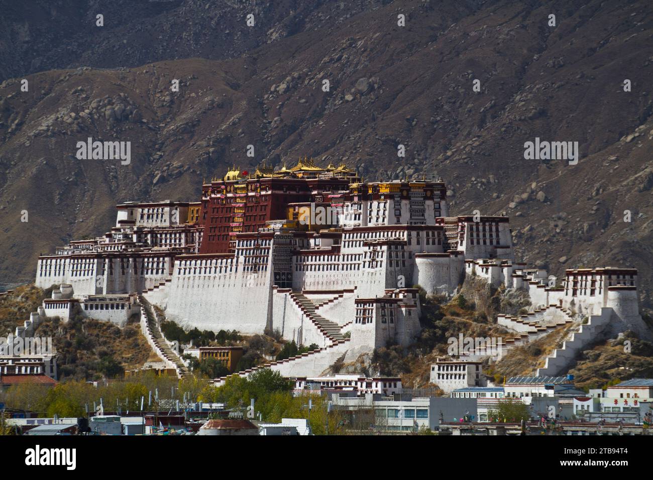 Der Potala-Palast glitzert im Sonnenlicht; Lhasa, Tibet Stockfoto