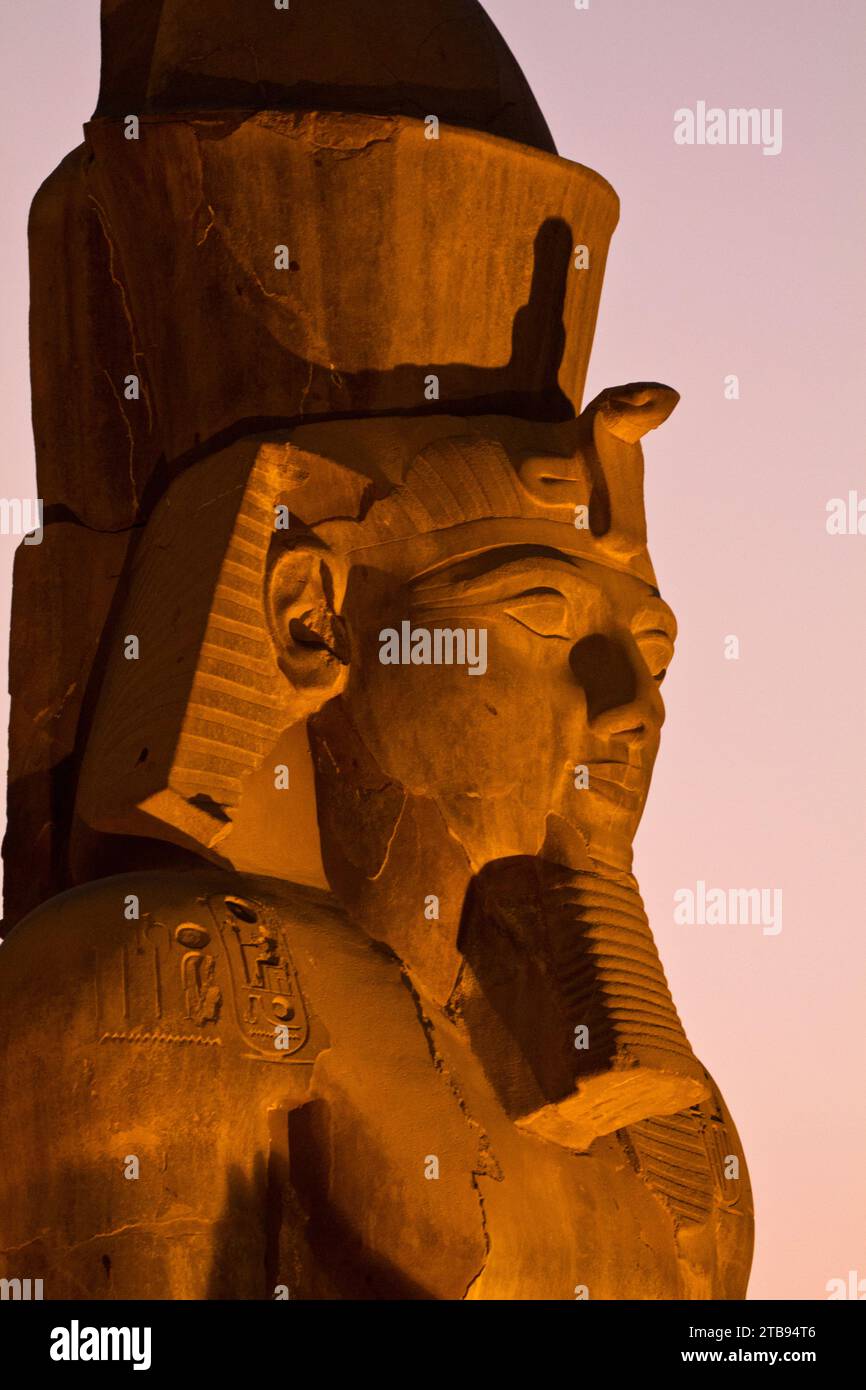 Ramses II. Im Luxor-Tempel; Luxor, Ägypten Stockfoto